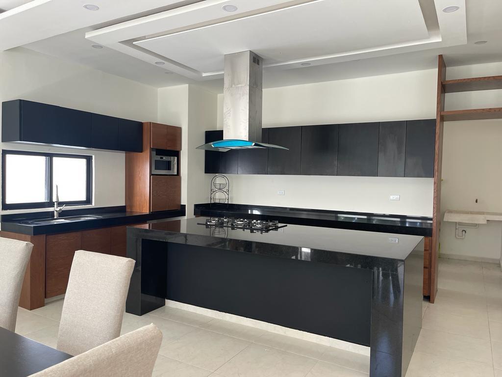 Isla de cocina en granito negro, obra terminada