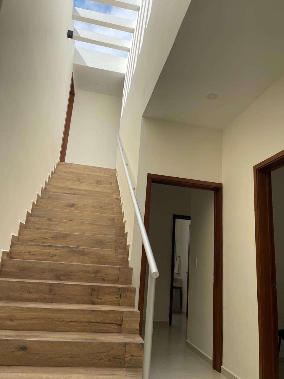 Escalera de madera con tragaluz, obra terminada