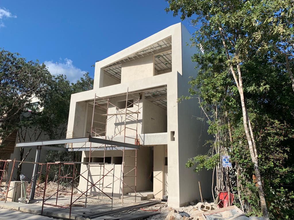 Casa en proceso de construcción, estructura y andamios