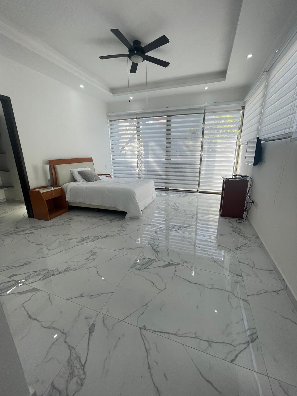 Recámara con piso de mármol, obra terminada