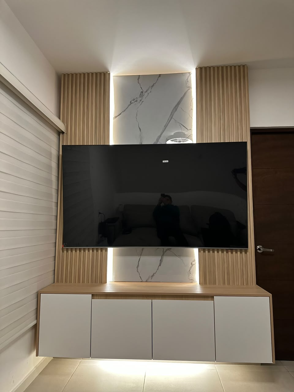 Casa LN — centro de entretenimiento con panel de mármol